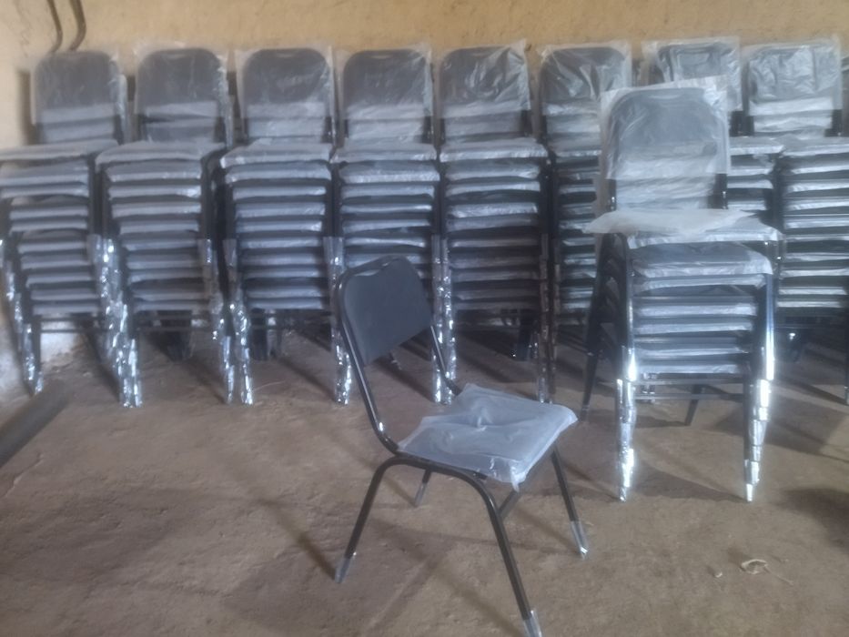 Зал ожидание диваны трёхместные. Кухонные столы со стульями.