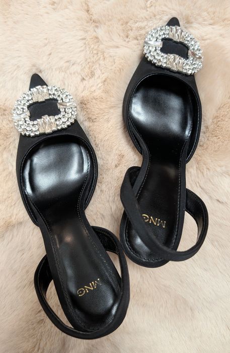 Pantofi eleganți cu toc subțire – MANGO ,nr 37 
Pantofi negri, foarte