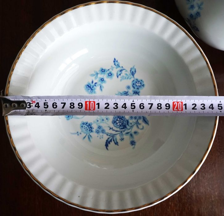 Сервиз за хранене-порцелан със златен кант, български-26 части