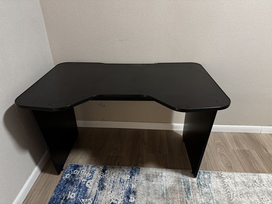 Отдам бесплатно стол (письменный / компьютерный)