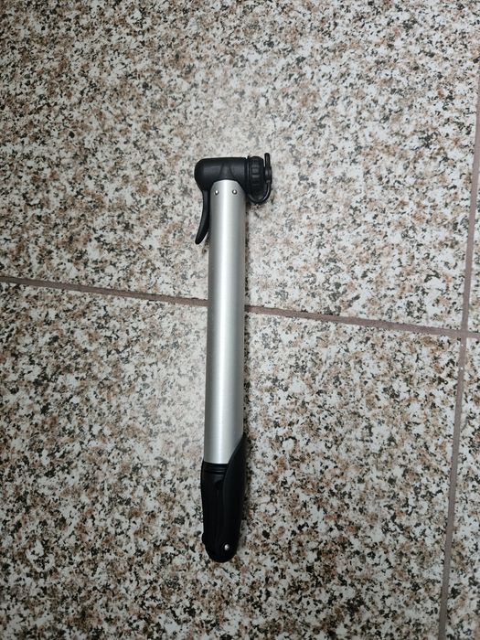 Pompa manuala bicicletă
