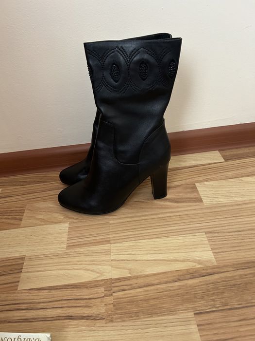 Кожанные сапоги + духи в подарок