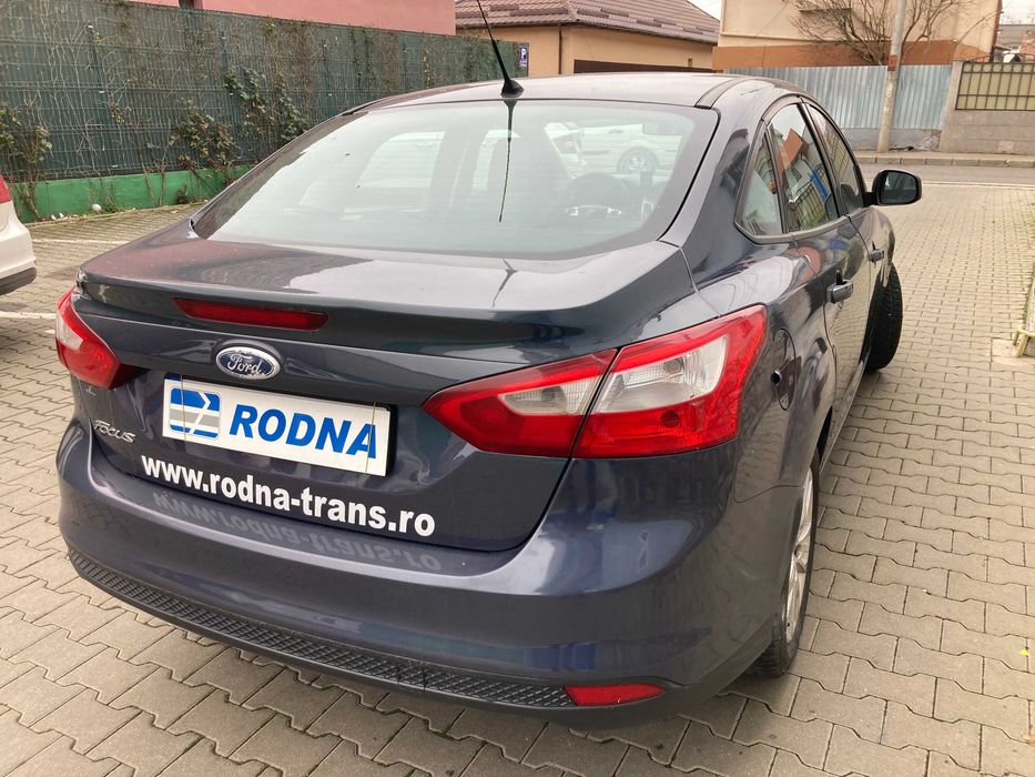 vand FORD FOCUS sedan 2011