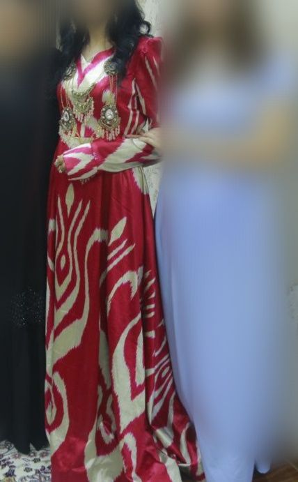 Ансамбль. Адрасное платье со шлейфом.