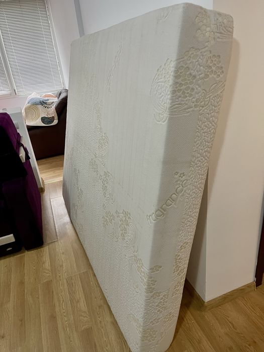 Saltea  160x200  din spuma cu memorie fără arcuri, aproape nouă