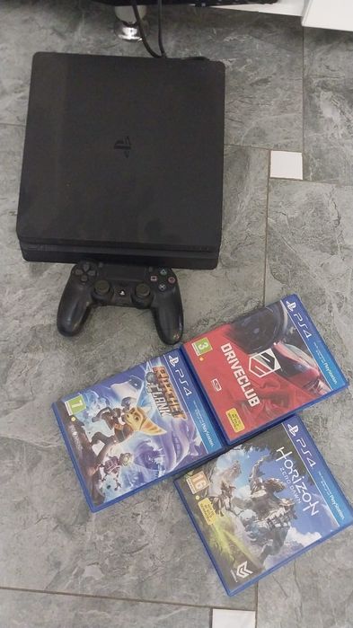 Продам PS4 в отличном состоянии.