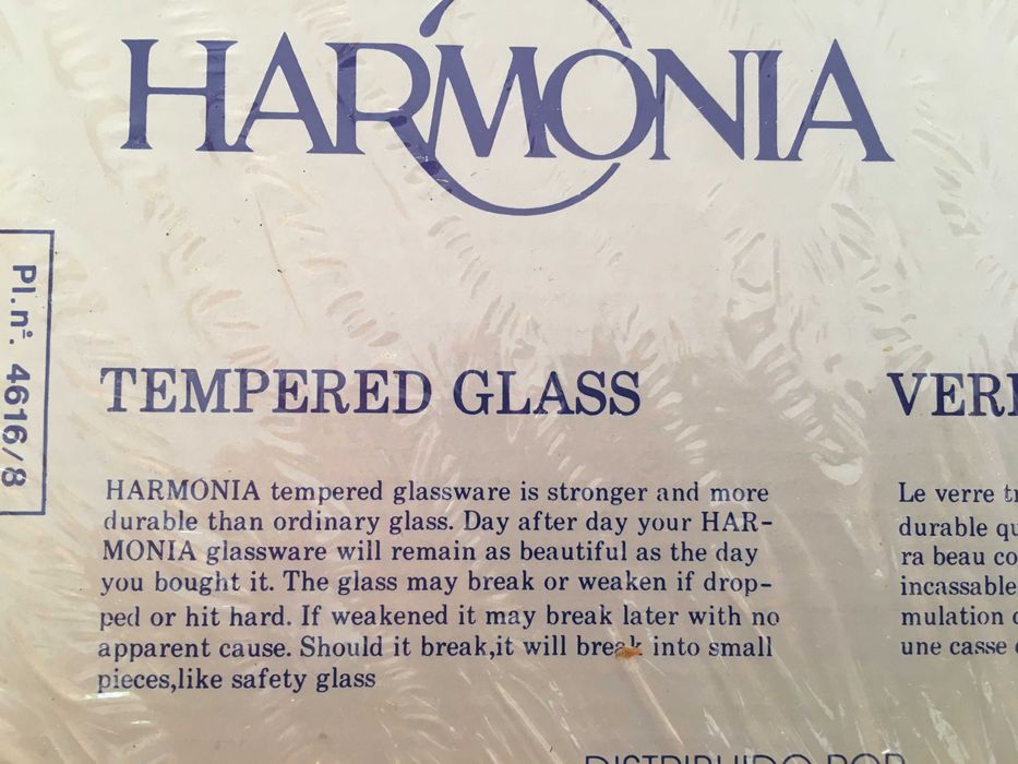 СЕРВИЗ ЗА КАФЕ от бяло темперирано стъкло - 6 чашки с чинийки