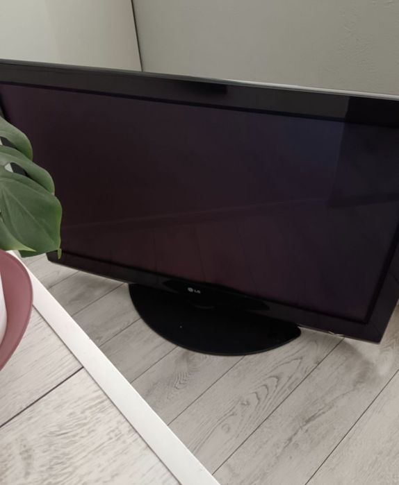 Продам телевизор большой LG