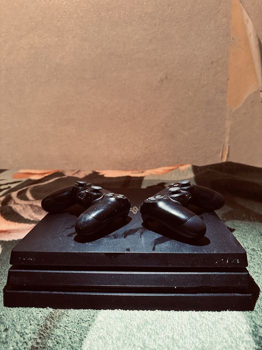 Пс 4 про . 2 джостика