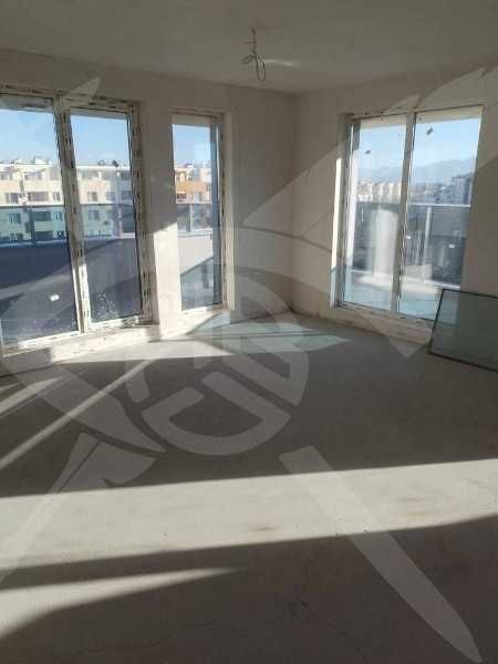 Тристаен апартамент в Тракия!