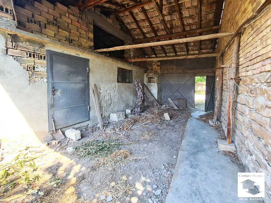 145328 ЕКСКЛУЗИВНО! Двуетажна къща с гараж и стопански постройки в с. Раданово, на 35 км. от Велико Търново