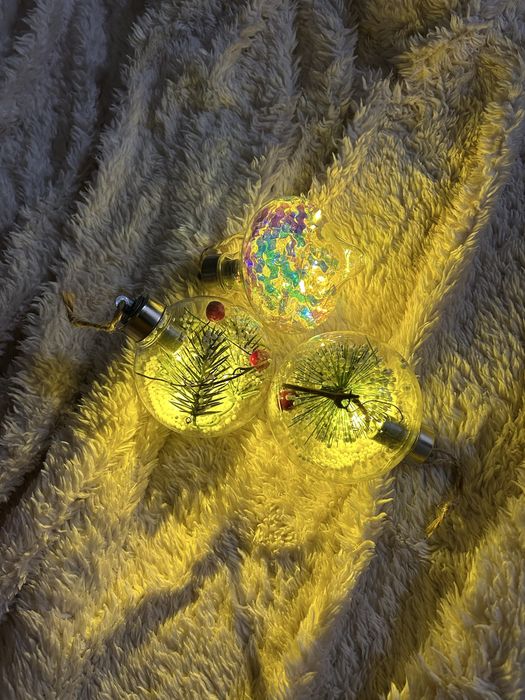 Гирлянды, игрушки на ёлку