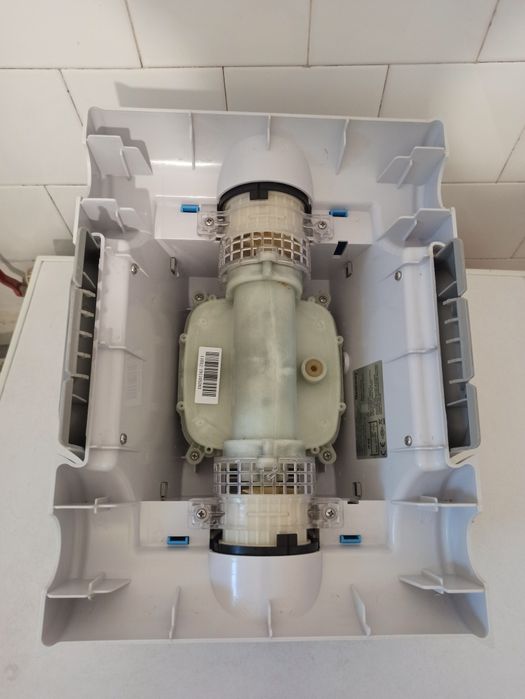 Robot electric fără fir pentru curățarea piscinei Bestway Thetys.