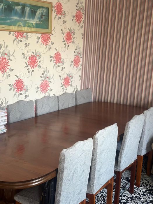 Обеденный стол со стульями в хорошем состоянии