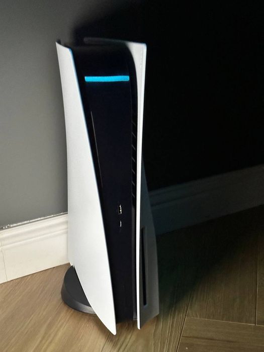 PlayStation 5 , два джостика и две игры