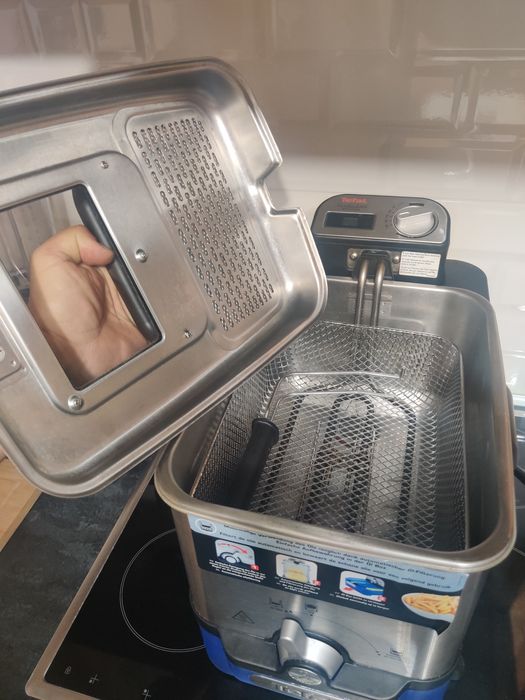 Фритюрник Tefal с филтър и контейнер.