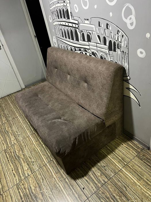 Divanlar sotiladi. Yaxshi holatda. Razmeri 140-150 sm