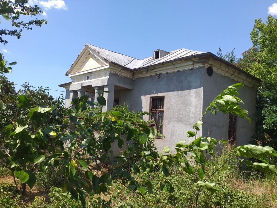 vând CASA DIN CARAMIDA + Anexe + teren