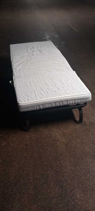 Vand pat dormitor, structura metal cu somiera de lemn 80x200cm cu saltea aprox 10 cm groasa, si cu functiune de fotoliu