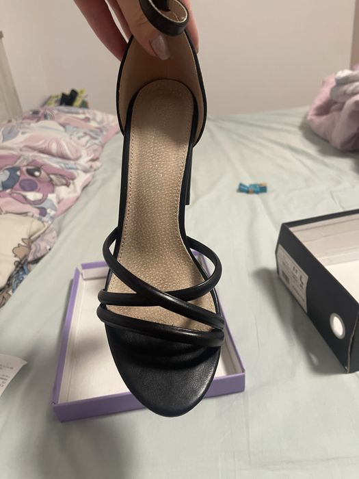 Сандали на висок ток