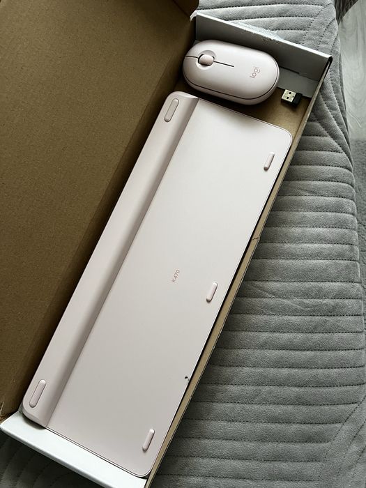 Tastatură și mouse Logitech roz