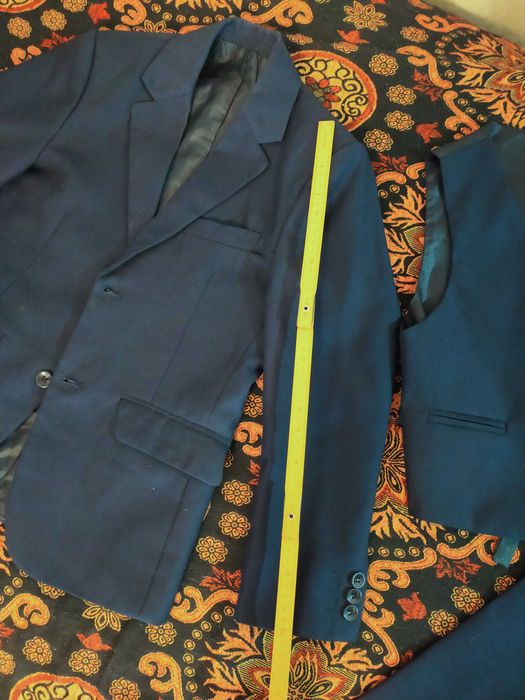 Продам костюм тройку