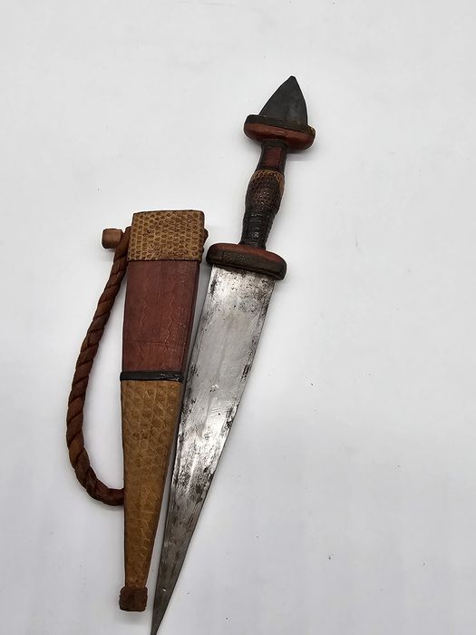 Cuțit vânătoare pumnal