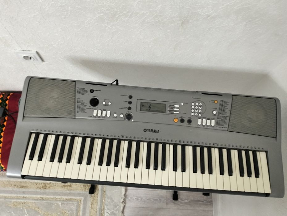 Продам синтезатор