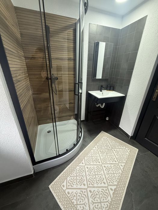 Inchiriez cabana cu piscina si jacuzzi