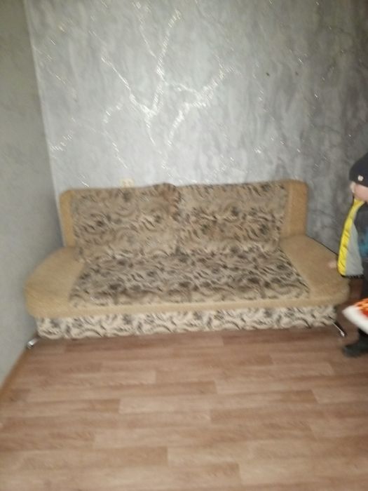 Кровати, диванчик п. Октябрьский