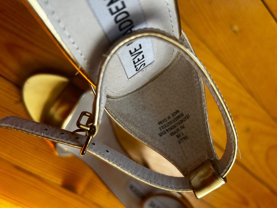 Чисто нови чехли и мокасини по 25лв.