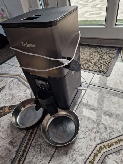 Dozator hrană pisici