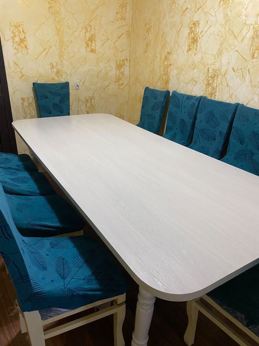 Стол и стулья в гостиную