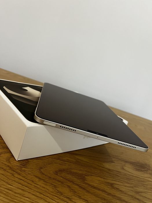 iPad Air 5 (2022) M1 Starlight 256GB – Stare Impecabilă / Ca Nou (+ Kit Logitech)