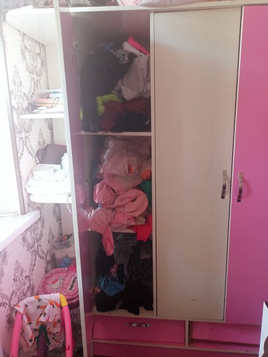 Продам шкаф б.у сламаны внизу тортма