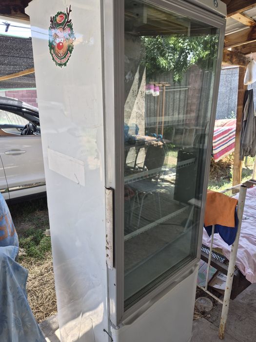 Продам холодильник витринный
