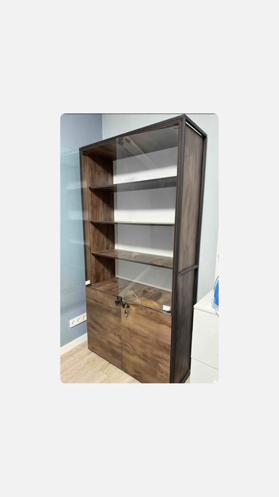 Продам витринный шкаф срочно