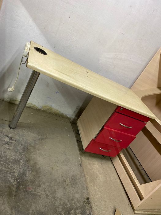 стол, парта, красного цвета