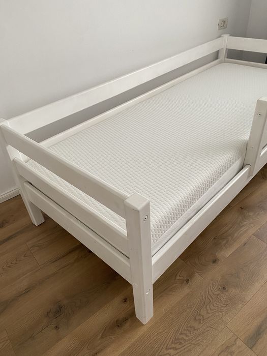 Pat din lemn masiv cu saltea