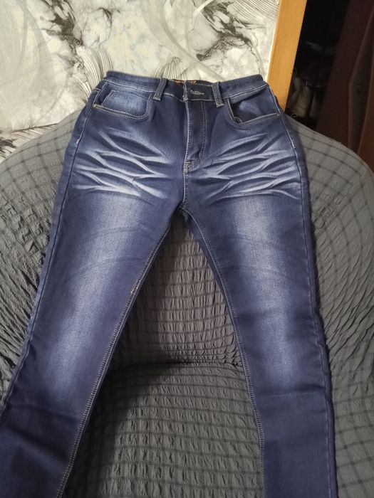 Продаю джинсы мужские