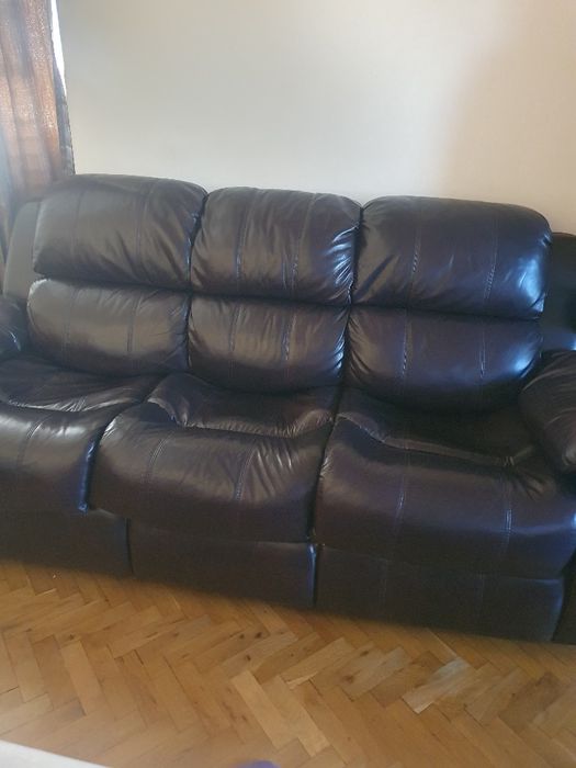Диван от естествена телешка кожа.