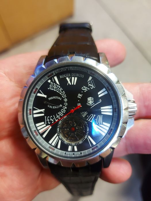 Продавам часовник Roger Dubuis
