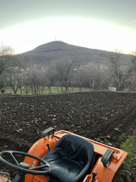 Услуги с малък трактор