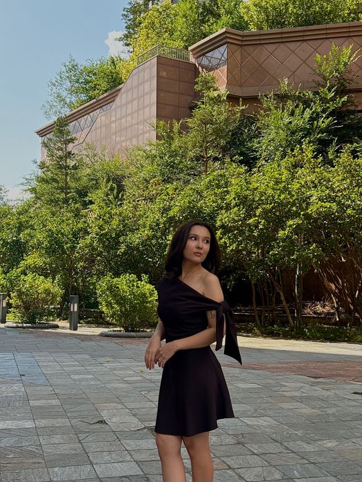 Мини коричневое платье на одно плечо