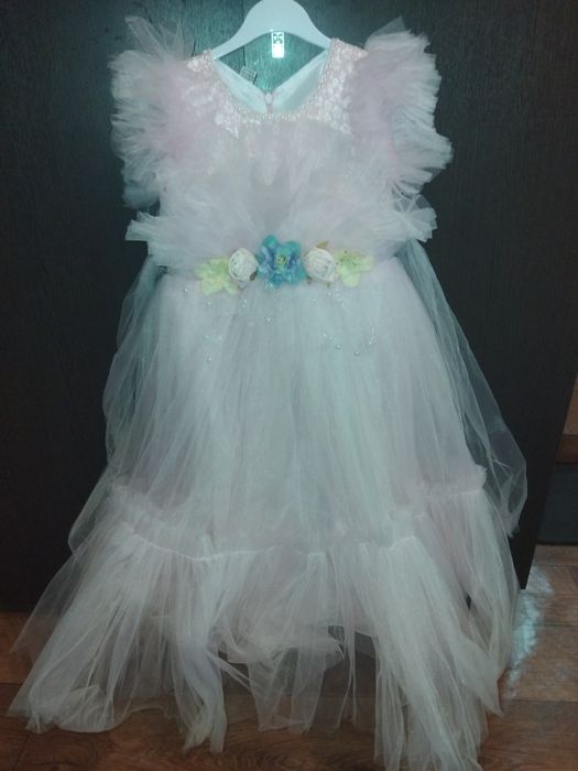 Продаю детскае платье для празников