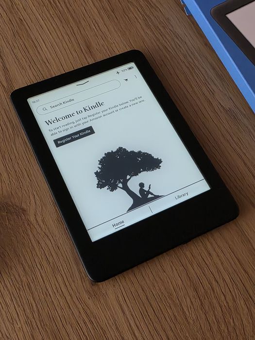 Amazon Kindle 10th Gen (с подсветка) + оригинален калъф, кутия и кабел