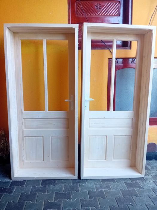 Producător de uși și ferestre din lemn masiv,brad.