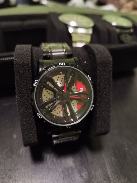 Часовник с джанта за автомобилни ентусиасти