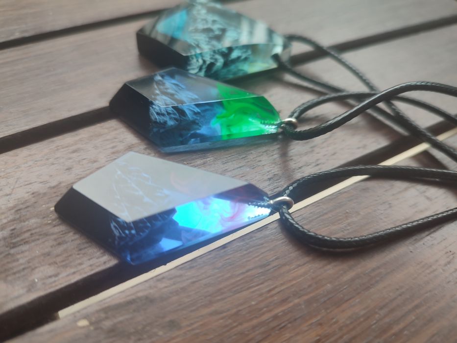 Медальони Ръчно изработени с дърво и епоксидна смола / Гердани