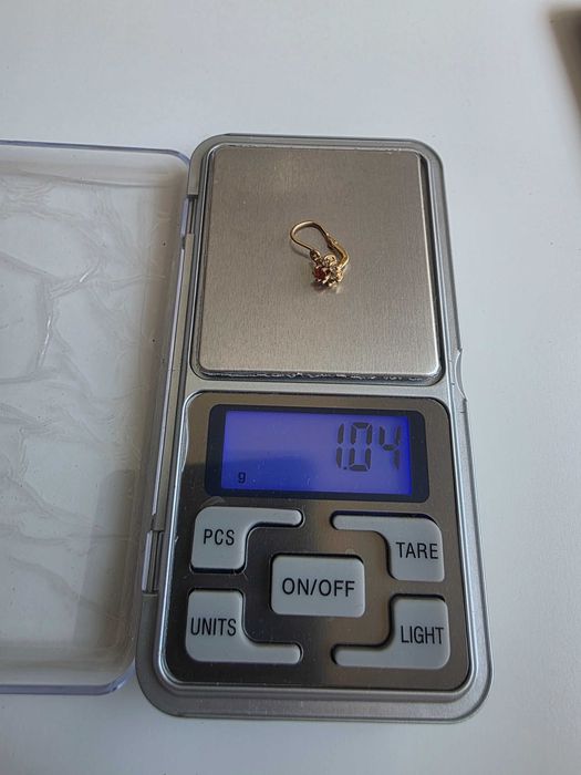 1 cercel din aur, 14k, 585, 1.04grame, cu pietre, in forma de floare